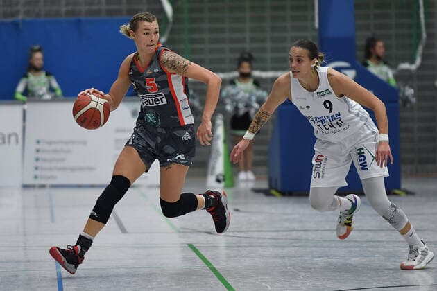 Basketball Women 1 Bundesliga 5 Matchday Herner TC TSV 1880 Wasserburg on 16 10 2021 at the Sportpark Wanne Eickel in Herne Halieght Reinoehl Wasserburg , left Kristina Topuzovic Herne , right xRx