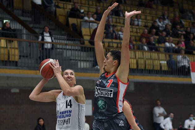 Basketball Women 1 Bundesliga 5 Matchday Herner TC TSV 1880 Wasserburg on 16 10 2021 at Sportpark Wanne Eickel in Herne Sofia Pelander Herne , left Ana Vojtulek Wasserburg , right xRx