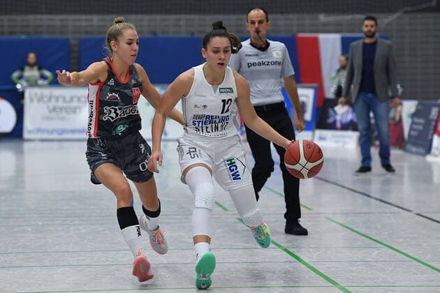 Basketball Women 1 Bundesliga 5 Matchday Herner TC TSV 1880 Wasserburg on 16 10 2021 at Sportpark Wanne Eickel in Herne Sophie Marie Perner Wasserburg , left Dragana Domuzin Herne , right xRx