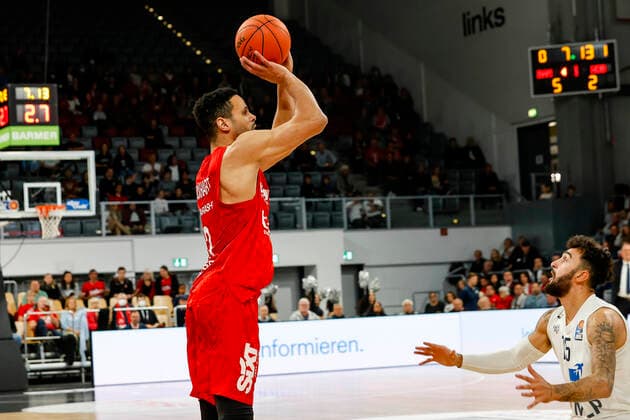 left Dominic Lockhart Brose Bamberg, 03 right Jordan Geist MLP Academics Heidelberg, 15 Brose Bamberg MLP Academics Heidelberg easyCredit BBL Basketball Bundesliga Saison 2021 22 Spieltag 4, 17 10 2021 Bamberg, Brose Arena Copyright: DanielxLöb