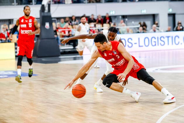 front Dominic Lockhart Brose Bamberg, 03 back Jordan Geist MLP Academics Heidelberg, 15 Brose Bamberg MLP Academics Heidelberg easyCredit BBL Basketball Bundesliga Saison 2021 22 Spieltag 4, 17 10 2021 Bamberg, Brose Arena Copyright: DanielxLöb