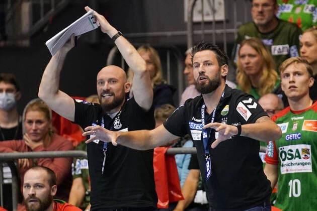GER, Handball Maenner, 1 Bundesliga, 2021 2022, Matchday 7, SC Magdeburg SG Flensburg Handewitt, 17 10 2021, vl Co coach Yves Grafenhorst SCM , coach Bennet Wiegert SCM GER, Handball Maenner, 1 Bundesliga, 2021 2022, Matchday 7, SC Magdeburg SG Flensburg Handewitt, 17 10 2021, Copyright: xSchulz Eibner-Pressefotox ep_eer