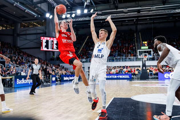 left Omar Prewitt Brose Bamberg, 04 right Niklas Würzner MLP Academics Heidelberg, 02 Brose Bamberg MLP Academics Heidelberg easyCredit BBL Basketball Bundesliga Saison 2021 22 Spieltag 4, 17 10 2021 Bamberg, Brose Arena Copyright: DanielxLöb