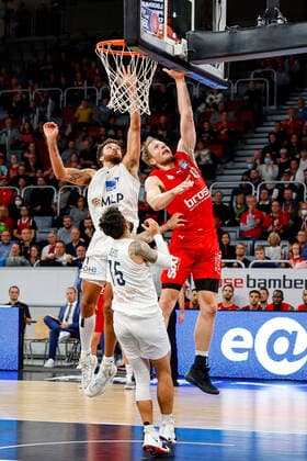 right Christian Sengfelder Brose Bamberg, 43 left Brekkott Chapman MLP Academics Heidelberg, 01 bottom Jordan Geist MLP Academics Heidelberg, 15 Brose Bamberg MLP Academics Heidelberg easyCredit BBL Basketball Bundesliga Saison 2021 22 Spieltag 4, 17 10 2021 Bamberg, Brose Arena Copyright: DanielxLöb