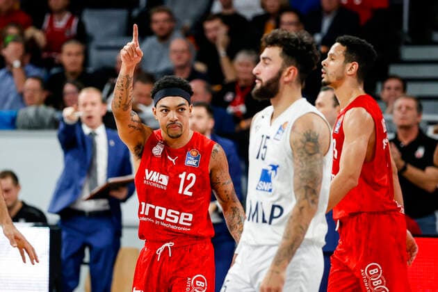 left Justin Robinson Brose Bamberg, 12 right Jordan Geist MLP Academics Heidelberg, 15 Brose Bamberg MLP Academics Heidelberg easyCredit BBL Basketball Bundesliga Saison 2021 22 Spieltag 4, 17 10 2021 Bamberg, Brose Arena Copyright: DanielxLöb
