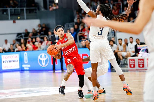 left Justin Robinson Brose Bamberg, 12 right Robert Lowery MLP Academics Heidelberg, 03 Brose Bamberg MLP Academics Heidelberg easyCredit BBL Basketball Bundesliga Saison 2021 22 Spieltag 4, 17 10 2021 Bamberg, Brose Arena Copyright: DanielxLöb