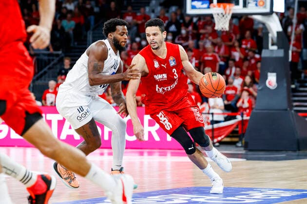 right Dominic Lockhart Brose Bamberg, 03 left Kelvin Martin MLP Academics Heidelberg, 10 Brose Bamberg MLP Academics Heidelberg easyCredit BBL Basketball Bundesliga Saison 2021 22 Spieltag 4, 17 10 2021 Bamberg, Brose Arena Copyright: DanielxLöb