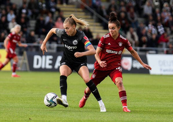 Sport Themen der Woche KW41 Sport Bilder des Tages 17.10.2021, xmkx, Fussball Frauen Flyeralarm 1. Bundesliga, Eintracht Frankfurt - FC Bayern Muenchen v.l. Laura Freigang (Eintracht Frankfurt), Lina Magull (FC Bayern Muenchen) (DFL DFB REGULATIONS PROHIBIT ANY USE OF PHOTOGRAPHS as IMAGE SEQUENCES and or QUASI-VIDEO) emspor Frankfurt *** 17 10 2021, xmkx, football women Flyeralarm 1 Bundesliga, Eintracht Frankfurt FC Bayern Muenchen v l Laura Freigang Eintracht Frankfurt , Lina Magull FC Bayern Muenchen DFL DFB REGULATIONS PROHIBIT ANY USE OF PHOTOGRAPHS as IMAGE SEQUENCES and or QUASI VIDEO emspor Frankfurt