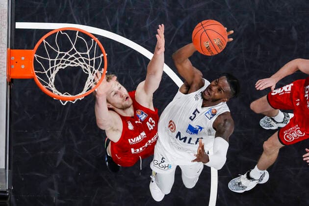 right Shyron Ely MLP Academics Heidelberg, 05 left Christian Sengfelder Brose Bamberg, 43 Brose Bamberg MLP Academics Heidelberg easyCredit BBL Basketball Bundesliga Saison 2021 22 Spieltag 4, 17 10 2021 Bamberg, Brose Arena Copyright: DanielxLöb
