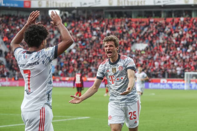 17 10 2021, Football, 2021 2022 season, 1 Bundesliga, Matchday 8, Bayer Leverkusen FC Bayern Munich, f l Serge Gnabry FC Bayern Munich , Thomas Müller FC Bayern Munich Photo Tim Rehbein RHR FOTO Leverkusen BayArena Germany xRHR FOTO TRx