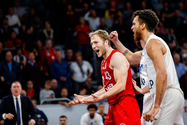 left Christian Sengfelder Brose Bamberg, 43 right Jordan Geist MLP Academics Heidelberg, 15 Brose Bamberg MLP Academics Heidelberg easyCredit BBL Basketball Bundesliga Saison 2021 22 Spieltag 4, 17 10 2021 Bamberg, Brose Arena Copyright: DanielxLöb