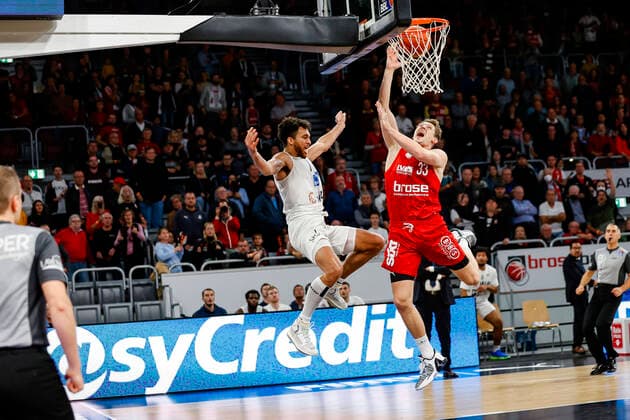 right Patrick Heckmann Brose Bamberg, 33 left Jordan Geist MLP Academics Heidelberg, 15 Brose Bamberg MLP Academics Heidelberg easyCredit BBL Basketball Bundesliga Saison 2021 22 Spieltag 4, 17 10 2021 Bamberg, Brose Arena Copyright: DanielxLöb