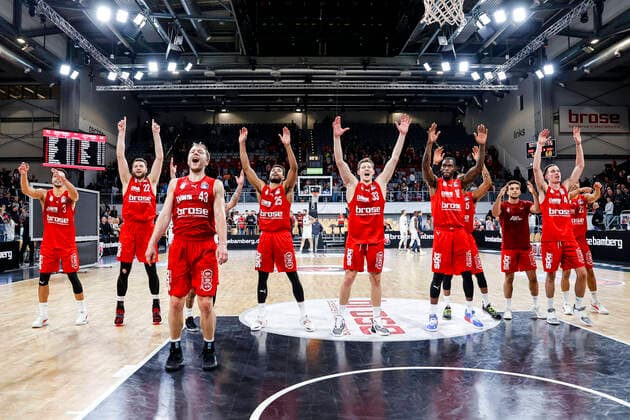 Bambergs jubilation after the 72 68 victory over Heidelberg and the sole lead in the table from left to right Dominic Lockhart Brose Bamberg, 03 Martinas Geben Brose Bamberg, 22 Christian Sengfelder Brose Bamberg, 43 Kenneth Ogbe Brose Bamberg, 25 Patrick Heckmann Brose Bamberg, 33 Derek Cooke Jr Brose Bamberg, 10 Elias Baggette Brose Bamberg, 02 Omar Prewitt Brose Bamberg, 04 Joel Aminu Brose Bamberg, 21 Brose Bamberg MLP Academics Heidelberg easyCredit BBL Basketball Bundesliga Saison 2021 22 Spieltag 4, 17 10 2021 Bamberg, Brose Arena Copyright: DanielxLöb