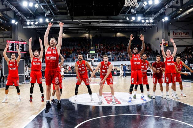 Bambergs jubilation after the 72 68 victory over Heidelberg and the sole lead in the table from left to right Dominic Lockhart Brose Bamberg, 03 Martinas Geben Brose Bamberg, 22 Christian Sengfelder Brose Bamberg, 43 Kenneth Ogbe Brose Bamberg, 25 Patrick Heckmann Brose Bamberg, 33 Derek Cooke Jr Brose Bamberg, 10 Elias Baggette Brose Bamberg, 02 Omar Prewitt Brose Bamberg, 04 Joel Aminu Brose Bamberg, 21 Brose Bamberg MLP Academics Heidelberg easyCredit BBL Basketball Bundesliga Saison 2021 22 Spieltag 4, 17 10 2021 Bamberg, Brose Arena Copyright: DanielxLöb