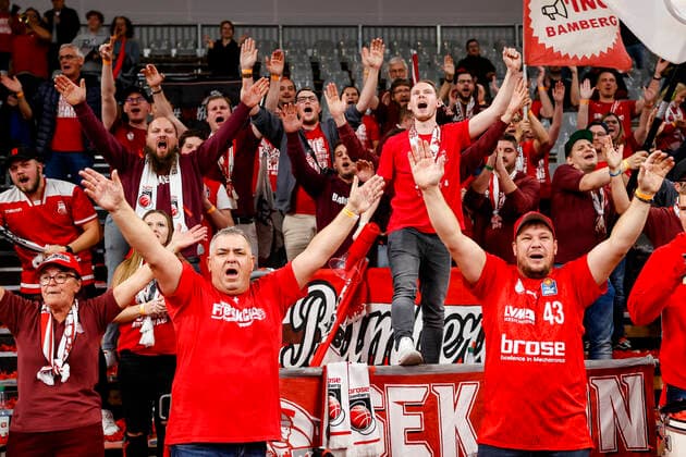 Bamberg fans jubilant after 72 68 win over Heidelberg and sole league lead at Brose Arena were fans without masks as 3GPlus was controlled Brose Bamberg MLP Academics Heidelberg easyCredit BBL Basketball Bundesliga Season 2021 22 Matchday 4, 17 10 2021 Bamberg, Brose Arena Copyright: DanielxLöb