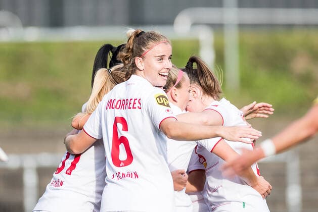 FLYERALARM Womens Bundesliga, 1 FC Koeln FC Carl Zeiss Jena 17 10 2021 Peggy Kuznik 21, 1 FC Koeln scores 1 0 Cheers at 1 FC Koeln FLYERALARM Womens Bundesliga, 1 FC Koeln FC Carl Zeiss Jena, Koeln, Geissbockheim DFL REGULATES PROHIBIT ANY USE OF PHOTOGRAPHS AS IMAGE SEQUENCES AND OR QUASI VIDEO Copyright: xBEAUTIFULxSPORTS Wunderlx