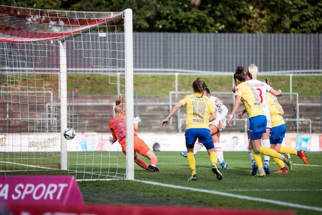 FLYERALARM Womens Bundesliga, 1 FC Koeln FC Carl Zeiss Jena 17 10 2021 Peggy Kuznik 21, 1 FC Koeln scores 1 0 FLYERALARM Womens Bundesliga, 1 FC Koeln FC Carl Zeiss Jena, Koeln, Geissbockheim DFL REGULATIONS PROHIBIT ANY USE OF PHOTOGRAPHS AS IMAGE SEQUENCES AND OR QUASI VIDEO Copyright: xBEAUTIFULxSPORTS Wunderlx