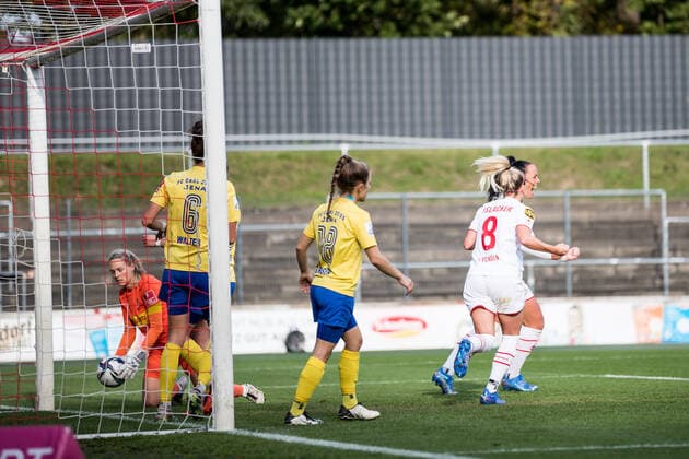 FLYERALARM Womens Bundesliga, 1 FC Koeln FC Carl Zeiss Jena 17 10 2021 Peggy Kuznik 21, 1 FC Koeln scores 1 0 Cheers at 1 FC Koeln FLYERALARM Womens Bundesliga, 1 FC Koeln FC Carl Zeiss Jena, Koeln, Geissbockheim DFL REGULATES PROHIBIT ANY USE OF PHOTOGRAPHS AS IMAGE SEQUENCES AND OR QUASI VIDEO Copyright: xBEAUTIFULxSPORTS Wunderlx