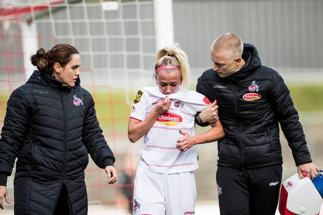 FLYERALARM Womens Bundesliga, 1 FC Koeln FC Carl Zeiss Jena 17 10 2021 Mandy Islacker 8, 1 FC Koeln after collision with Inga Schuldt 31, FC Carl Zeiss Jena FLYERALARM Womens Bundesliga, 1 FC Koeln FC Carl Zeiss Jena, Koeln, Geissbockheim DFL REGULATES PROHIBIT ANY USE OF PHOTOGRAPHS AS IMAGE SEQUENCES AND OR QUASI VIDEO Copyright: xBEAUTIFULxSPORTS Wunderlx