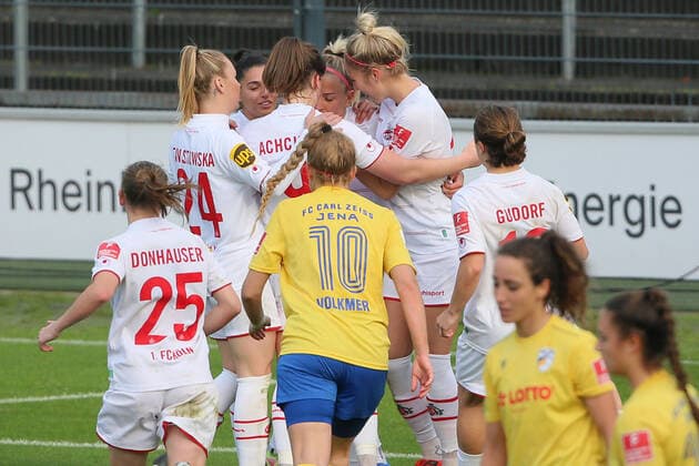Sport 1 FC Köln vs FC CarlZeiss Jena, womens football, 1 Bundesliga, cheers for Mandy islacker 1 FC Köln , after her goal to make it 2 0, Bild , 17 10 2021 firo Sportphoto