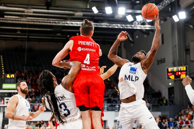 right Kelvin Martin MLP Academics Heidelberg, 10 center Omar Prewitt Brose Bamberg, 04 left Robert Lowery MLP Academics Heidelberg, 03 Brose Bamberg MLP Academics Heidelberg easyCredit BBL Basketball Bundesliga Saison 2021 22 Spieltag 4, 17 10 2021 Bamberg, Brose Arena Copyright: DanielxLöb