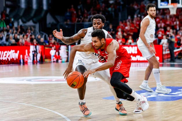 right Kenneth Ogbe Brose Bamberg, 25 left Kelvin Martin MLP Academics Heidelberg, 10 Brose Bamberg MLP Academics Heidelberg easyCredit BBL Basketball Bundesliga Saison 2021 22 Spieltag 4, 17 10 2021 Bamberg, Brose Arena Copyright: DanielxLöb