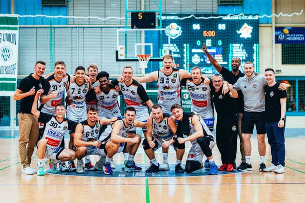 BB 2BL BSW Sixers Iserlohn Kangaroos cheering after the game at the winner of the evening BSW Sixers during the season 2021 22 men in the Barmer 2 Bundesliga ProB between BSW Sixers and Iserlohn Kangaroos at the Ballsporthalle Sandersdorf on 17 October 2021 in Sandersdorf, Saxony Anhalt, Germany