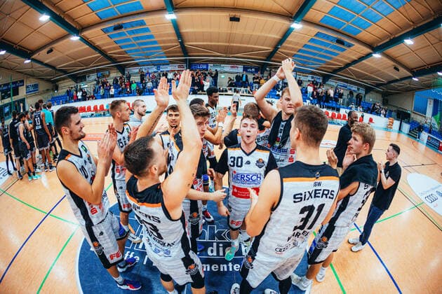 BB 2BL BSW Sixers Iserlohn Kangaroos Cheers at BSW Sixers after the win with Vincent Friederici 30 BSW Sixers during the 2021 season 22 men in the Barmer 2 Bundesliga ProB between BSW Sixers and Iserlohn Kangaroos at the Ballsporthalle Sandersdorf on 17 October 2021 in Sandersdorf, Saxony Anhalt, Germany
