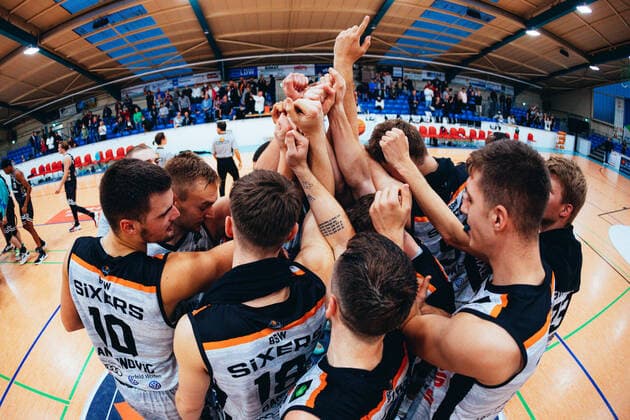 BB 2BL BSW Sixers Iserlohn Kangaroos Cheers at the BSW Sixers after the match during the season 2021 22 men in the Barmer 2 Bundesliga ProB between BSW Sixers and Iserlohn Kangaroos at the Ballsporthalle Sandersdorf on 17 October 2021 in Sandersdorf, Sachsen Anhalt, Germany