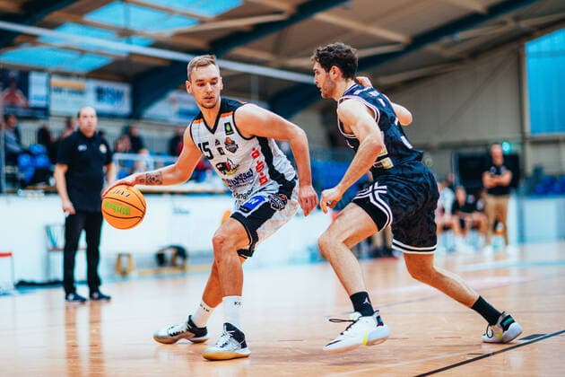 BB 2BL BSW Sixers Iserlohn Kangaroos Marco Rahn 15 BSW Sixers , Joshua Dahmen 7 Iserlohn Kangaroos during the season 2021 22 men in the Barmer 2 Bundesliga ProB between BSW Sixers and Iserlohn Kangaroos at the Ballsporthalle Sandersdorf on 17 October 2021 in Sandersdorf, Sachsen Anhalt, Germany