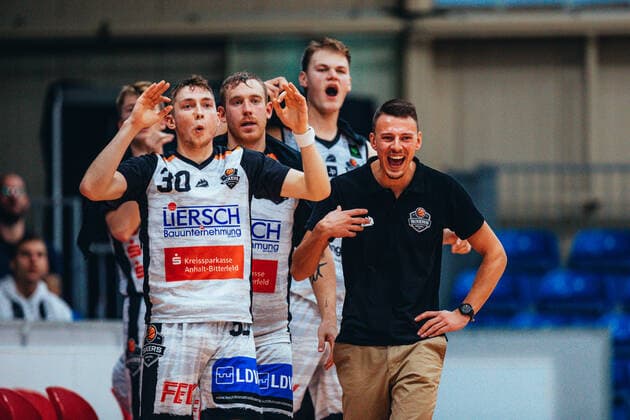 BB 2BL BSW Sixers Iserlohn Kangaroos coach Christopher Schneider BSW Sixers and Vincent Friederici 30 BSW Sixers during the 2021 season 22 men in the Barmer 2 Bundesliga ProB between BSW Sixers and Iserlohn Kangaroos at the Ballsporthalle Sandersdorf on 17 October 2021 in Sandersdorf, Saxony Anhalt, Germany