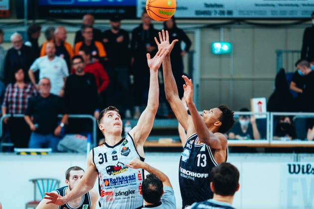 BB 2BL BSW Sixers Iserlohn Kangaroos Hendrik Warner 31 BSW Sixers , Tidjan Keita 13 Iserlohn Kangaroos during the 2021 season 22 men in the Barmer 2 Bundesliga ProB between BSW Sixers and Iserlohn Kangaroos at the Ballsporthalle Sandersdorf on 17 October 2021 in Sandersdorf, Saxony Anhalt, Germany