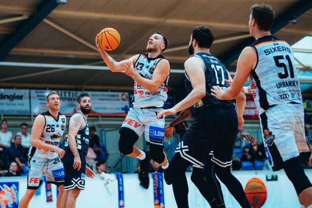 BB 2BL BSW Sixers Iserlohn Kangaroos Lukas Kazlauskas 13 BSW Sixers during the season 2021 22 men in the Barmer 2 Bundesliga ProB between BSW Sixers and Iserlohn Kangaroos at the Ballsporthalle Sandersdorf on 17 October 2021 in Sandersdorf, Saxony Anhalt, Germany