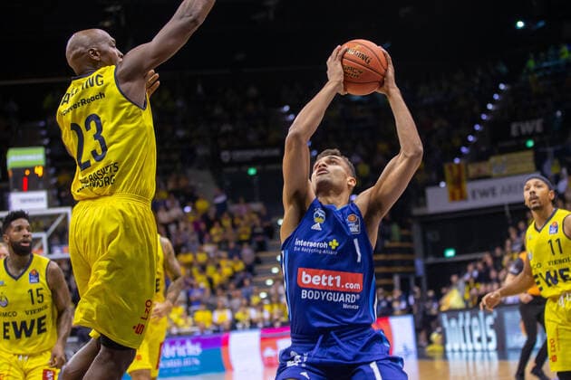 Oldenburg, Lower Saxony, DEU, 17 10 2021, Oscar da Silva center, Alba Berlin and Rickey Paulding left, EWE Baskets Oldenburg EWE Baskets Oldenburg vs Alba Berlin 1 Basketball Bundesliga Season 2021 2022, Matchday 4, Grosse EWE Arena EWE Baskets Oldenburg vs Alba Berlin.