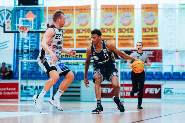 BB 2BL BSW Sixers Iserlohn Kangaroos Frederik Rungby 26 BSW Sixers , Tidjan Keita 13 Iserlohn Kangaroos during the 2021 season 22 men in the Barmer 2 Bundesliga ProB between BSW Sixers and Iserlohn Kangaroos at the Ballsporthalle Sandersdorf on 17 October 2021 in Sandersdorf, Saxony Anhalt, Germany