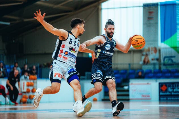 BB 2BL BSW Sixers Iserlohn Kangaroos Ole Sievers 6 BSW Sixers , Toni Prostran 10 Iserlohn Kangaroos during the 2021 season 22 men in the Barmer 2 Bundesliga ProB between BSW Sixers and Iserlohn Kangaroos at the Ballsporthalle Sandersdorf on 17 October 2021 in Sandersdorf, Sachsen Anhalt, Germany