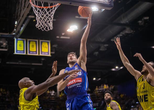 Oldenburg, Lower Saxony, DEU, 17 10 2021, Yovel Zoosman center, Alba Berlin and Rickey Paulding left, EWE Baskets Oldenburg EWE Baskets Oldenburg vs Alba Berlin 1 Basketball Bundesliga season 2021 2022, 4 match day, Grosse EWE Arena EWE Baskets Oldenburg vs Alba Berlin