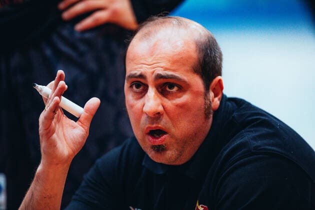 BB 2BL BSW Sixers Iserlohn Kangaroos coach Dennis Shjrvan Iserlohn Kangaroos during the season 2021 22 men in the Barmer 2 Bundesliga ProB between BSW Sixers and Iserlohn Kangaroos at the Ballsporthalle Sandersdorf on 17 October 2021 in Sandersdorf, Saxony Anhalt, Germany