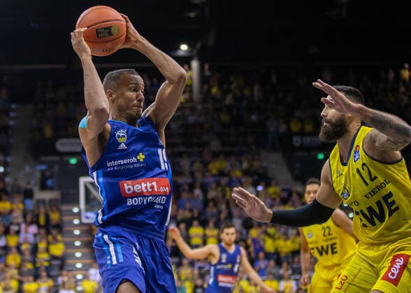 Oldenburg, Lower Saxony, DEU, 17 10 2021, Louis Olinde left, Alba Berlin and Martin Breunig right, EWE Baskets Oldenburg EWE Baskets Oldenburg vs Alba Berlin 1 Basketball Bundesliga Season 2021 2022, Matchday 4, Grosse EWE Arena EWE Baskets Oldenburg vs Alba Berlin.