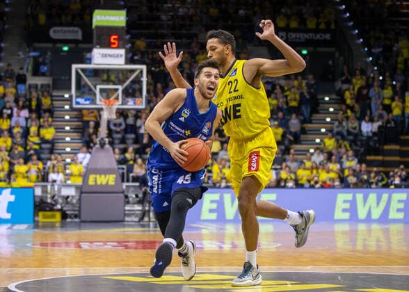 Oldenburg, Lower Saxony, DEU, 17 10 2021, Tamir Blatt left, Alba Berlin and TJ Holyfield right, EWE Baskets Oldenburg EWE Baskets Oldenburg vs Alba Berlin 1 Basketball Bundesliga Season 2021 2022, Matchday 4, Grosse EWE Arena EWE Baskets Oldenburg vs Alba Berlin.