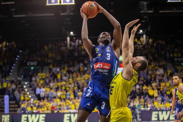 Oldenburg, Lower Saxony, DEU, 17 10 2021, Jaleen Smith left, Alba Berlin and Max Heidegger right, EWE Baskets Oldenburg EWE Baskets Oldenburg vs Alba Berlin 1 Basketball Bundesliga Season 2021 2022, Matchday 4, Grosse EWE Arena EWE Baskets Oldenburg vs Alba Berlin.
