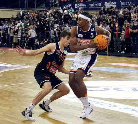 Player 00 Club , Player 000 Club Rostock Seawolves vs wiha Panthers Schwenningen, ProA, 2 Barmer, Basketball, Bundesliga, Sporthalle Rostock, BBL, Spielzeit 2021 2022, 5 Spieltag, 17 10 2021 Photo EIBNER Stephanie Zerbe Rostock Seawolves vs wiha Panthers Schwenningen, ProA, 2 Barmer, Basketball, Bundesliga, Rostock, BBL, Spielzeit 2021 2022, 5 Spieltag, 17 10 2021 Rostock. Copyright: xStephaniexZerbe xEibner-Pressefox EP_SZE