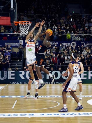 Raiquan Leeandre Clark 23 wiha Panthers Schwenningen , Sid Marlon Theis 19 Rostock Seawolves , basket, one-on-one, jump Rostock Seawolves vs wiha Panthers Schwenningen, ProA, 2 Barmer, Basketball, Bundesliga, Sporthalle Rostock, BBL, Spielzeit 2021 2022, 5 Spieltag, 17 10 2021 Photo EIBNER Stephanie Zerbe Rostock Seawolves vs wiha Panthers Schwenningen, ProA, 2 Barmer, Basketball, Bundesliga, Rostock, BBL, Spielzeit 2021 2022, 5 Spieltag, 17 10 2021 Rostock. Copyright: xStephaniexZerbe xEibner-Pressefox EP_SZE