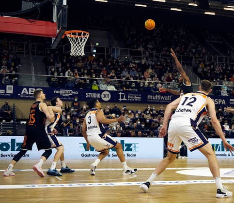 Throw, basket throw Rostock Seawolves vs wiha Panthers Schwenningen, ProA, 2 Barmer, Basketball, Bundesliga, Sporthalle Rostock, BBL, Spielzeit 2021 2022, 5 Spieltag, 17 10 2021 Foto EIBNER Stephanie Zerbe Rostock Seawolves vs wiha Panthers Schwenningen, ProA, 2 Barmer, Basketball, Bundesliga, Rostock, BBL, Spielzeit 2021 2022, 5 Spieltag, 17 10 2021 Rostock Copyright: xStephaniexZerbe xEibner-Pressefox EP_SZE