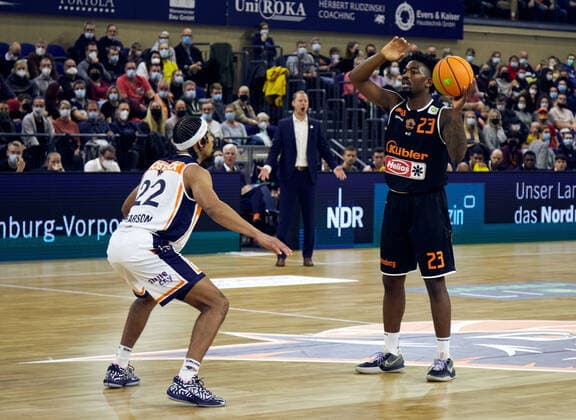 Raiquan Leeandre Clark 23 wiha Panthers Schwenningen , Throw, Free Throws, Throw Rostock Seawolves vs wiha Panthers Schwenningen, ProA, 2 Barmer, Basketball, Bundesliga, Sporthalle Rostock, BBL, Spielzeit 2021 2022, 5 Spieltag, 17 10 2021 Foto EIBNER Stephanie Zerbe Rostock Seawolves vs wiha Panthers Schwenningen, ProA, 2 Barmer, Basketball, Bundesliga, Rostock, BBL, Spielzeit 2021 2022, 5 Spieltag, 17 10 2021 Rostock. Copyright: xStephaniexZerbe xEibner-Pressefox EP_SZE