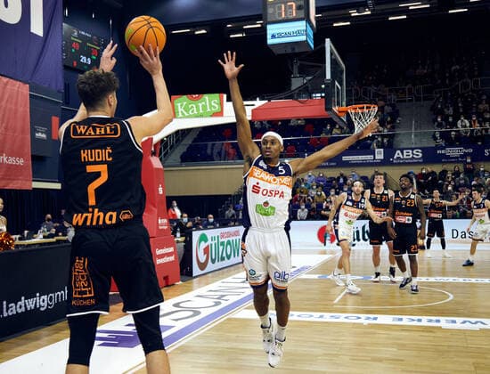 Malik Kudic 7 wiha Panthers Schwenningen , Christopher John Carter 5 Rostock Seawolves , Throw-in, Free Throw, Throw, Block, Defense Rostock Seawolves vs wiha Panthers Schwenningen, ProA, 2 Barmer, Basketball, Bundesliga, Sporthalle Rostock, BBL, Spielzeit 2021 2022, 5 Spieltag, 17 10 2021 Foto EIBNER Stephanie Zerbe Rostock Seawolves vs wiha Panthers Schwenningen, ProA, 2 Barmer, Basketball, Bundesliga, Rostock, BBL, Spielzeit 2021 2022, 5 Spieltag, 17 10 2021 Rostock. Copyright: xStephaniexZerbe xEibner-Pressefox EP_SZE