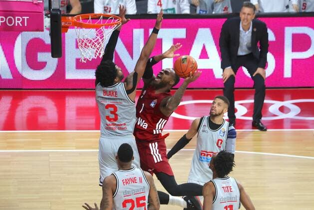 Giessens 3 BLAKE vs Bayerns 1 Deshaun THOMAS Basketball, FC Bayern Giessen, Bundesliga, 2021 2022 season, on 17 10 2021 in Munich, A U D I D O M E, Germany Source Copyright Credit Oryk HAIST. x1DX34478.JPGx