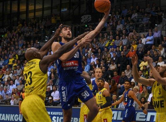 GER, Basketball,easyCredit BBL, EWE Baskets Oldenburg vs ALBA Berlin 17 10 2021, EWE Arena, Oldenburg, GER, easyCredit BBL, EWE Baskets Oldenburg vs ALBA Berlin, in picture Yovel ZOOSMAN ALBA Berlin 50 Rickey PAULDING EWE Baskets Oldenburg 23 nordphotoxGmbHx xAlterphotos ALT00001