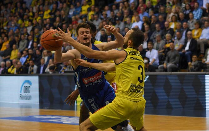 GER, Basketball,easyCredit BBL, EWE Baskets Oldenburg vs ALBA Berlin 17 10 2021, EWE Arena, Oldenburg, GER, easyCredit BBL, EWE Baskets Oldenburg vs ALBA Berlin, in picture Jonas MATTISSECK ALBA Berlin 9 Max HEIDEGGER EWE Baskets Oldenburg 3 nordphotoxGmbHx xAlterphotos ALT00001