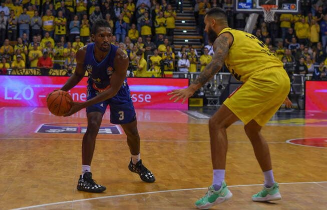 GER, Basketball,easyCredit BBL, EWE Baskets Oldenburg vs ALBA Berlin 17 10 2021, EWE Arena, Oldenburg, GER, easyCredit BBL, EWE Baskets Oldenburg vs ALBA Berlin, in picture Jaleen SMITH ALBA Berlin 3 Martin BREUNING EWE Baskets Oldenburg 12 nordphotoxGmbHx xAlterphotos ALT00001